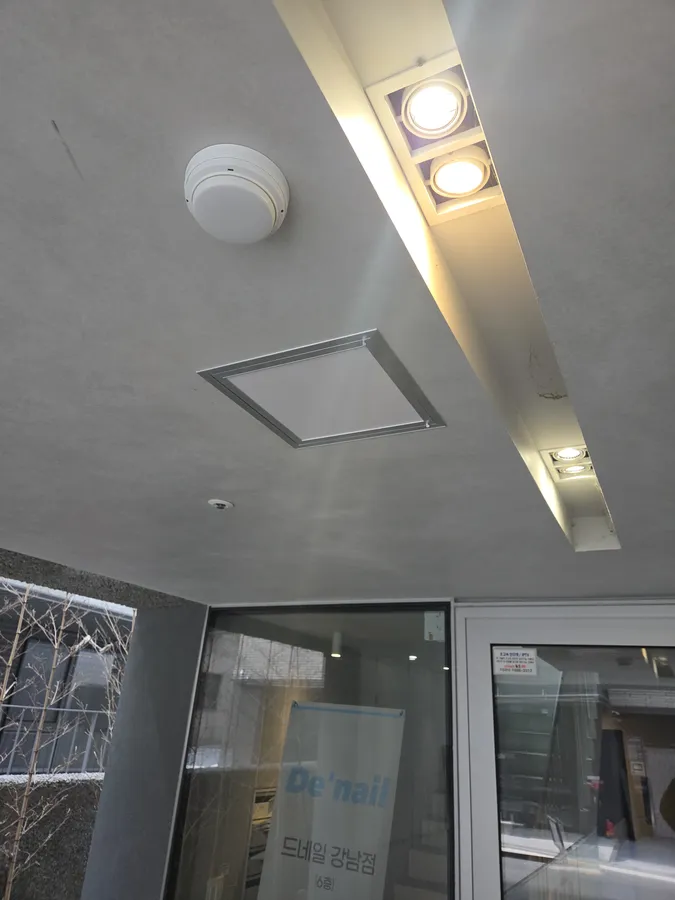 조명 라인과 화재감지기가 있는 천장에 설치된 450×450 알루미늄 점검구