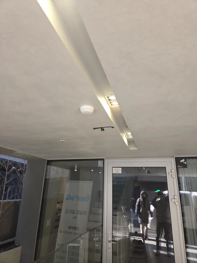 점검구 설치 전 조명 라인과 화재감지기가 있는 천장