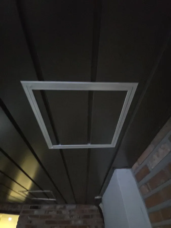 어두운 징크패널 천장에 설치된 알루미늄 점검구